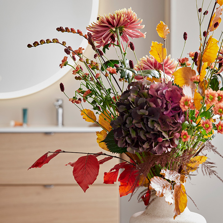 Blomster på badeværelset Hafa Go i lys eg