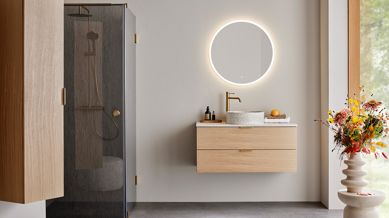 Badeværelsesmøbler Hafa lys ek 1000 med Store Round Led-spejl