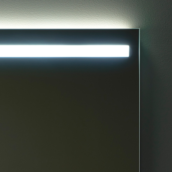 Enegisnål led-belysning i våra badrumsskåp och spegelöverdelar