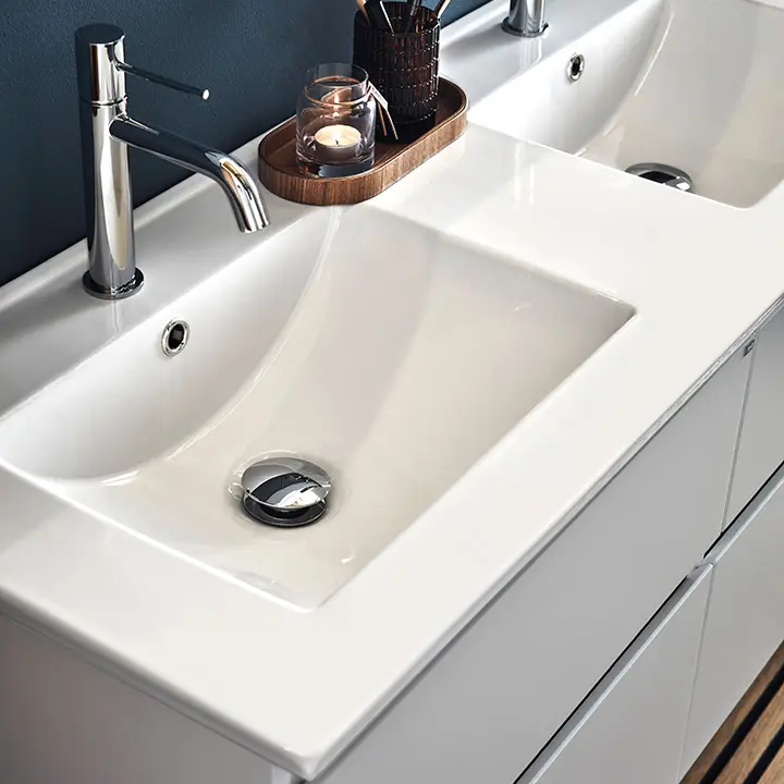 STORE OVERFLADER OG PRAKTISK PLADS