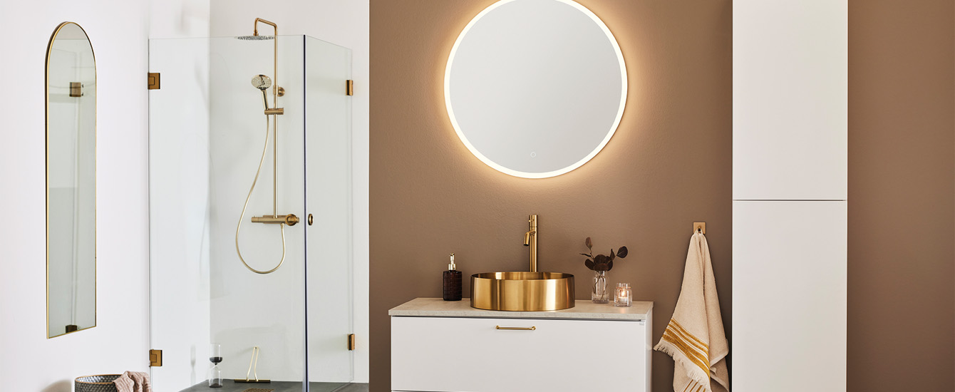badrumsinredning mässing badrumsskåp dusch LED-spegel