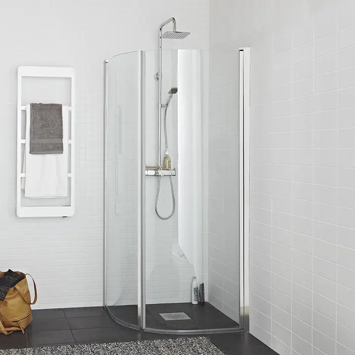 Moderne og let buet brusehjørne med elegante forkromede profiler