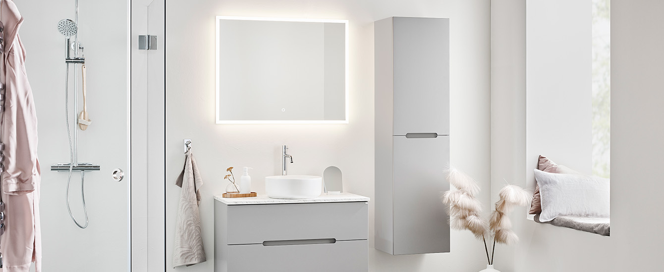 grå badrumsmöbel med integrerade handtag och badrumsspegel med led-belysning Sun badrumsförvaring