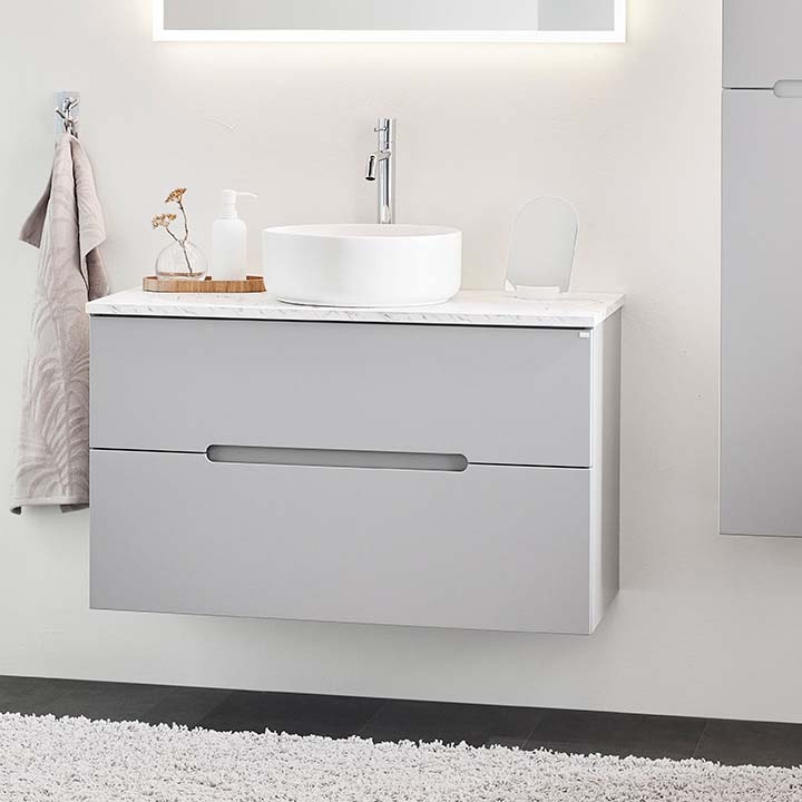 Sun grå badrumsmobel med bänkskiva och fristående handfat i porslin