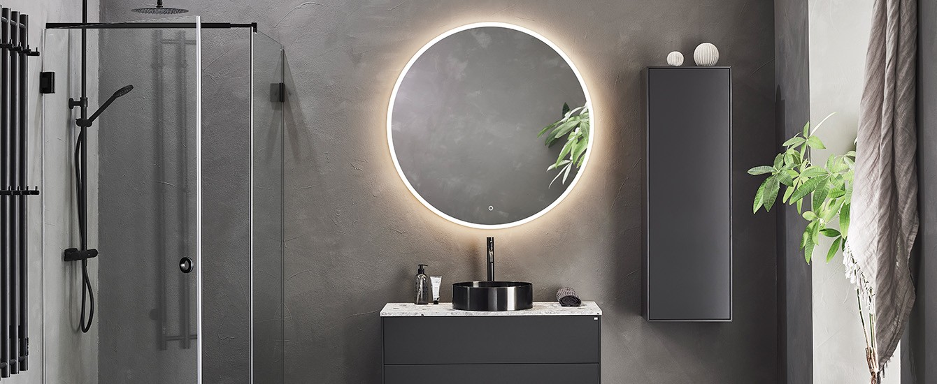 antracit badrumsskåp med rund LED-spegel och svart dusch
